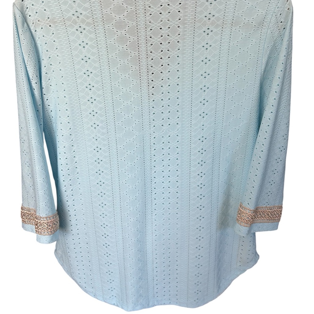 Liofoer Womens Casual Lace V-Neck Eyelet Style 3/4 Sleeve Top - Picture 2 of 5